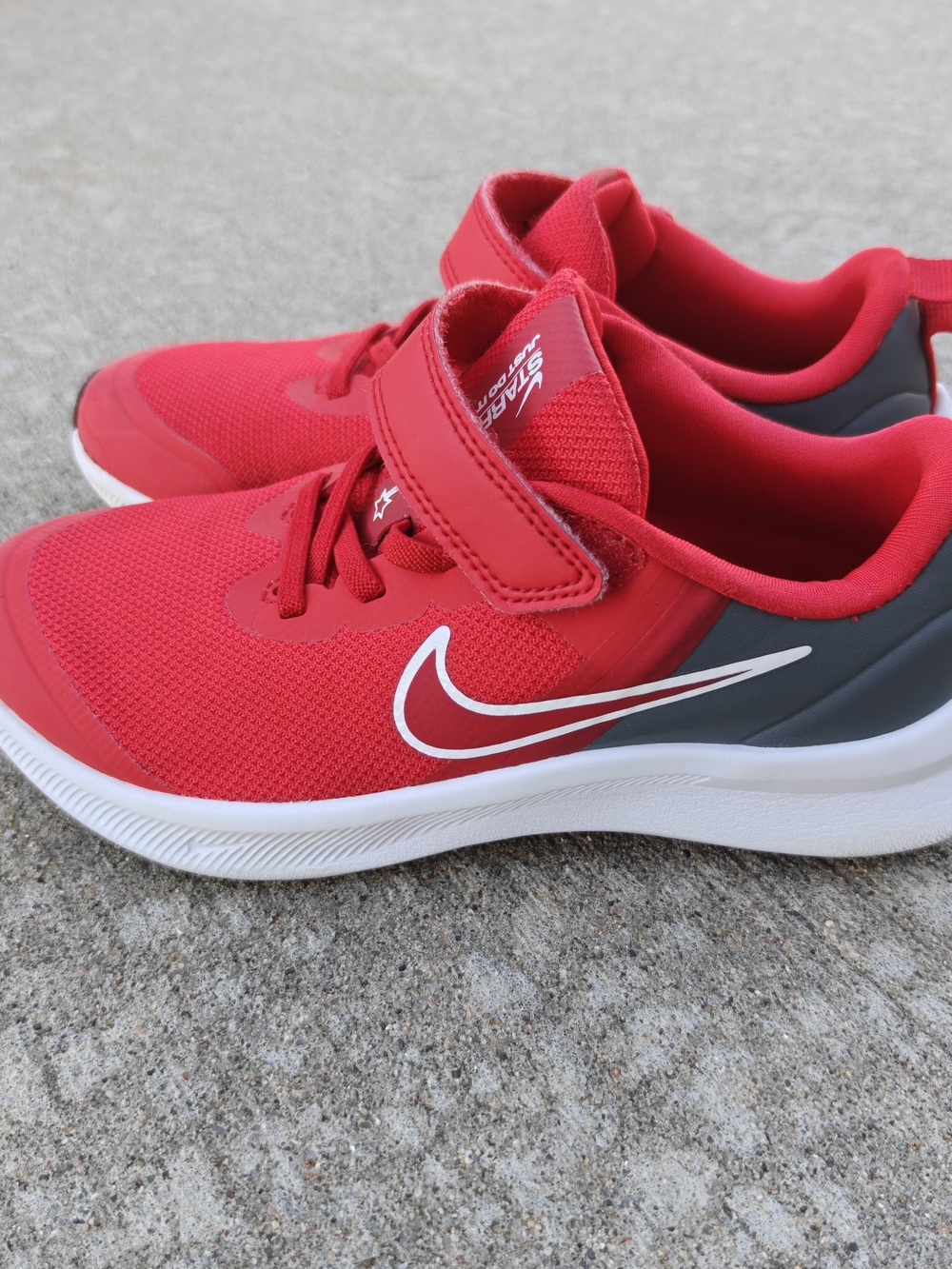 Nike Star Runner 3 Kids 13.5C University Red Smoke Grey Running Shoes Strap
